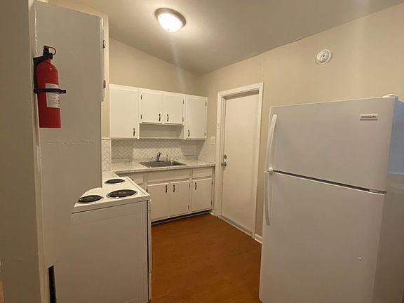 4th image of 1221 Hutchinson Ave