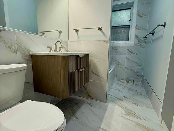 4th image of 430 W Dickens Ave #1