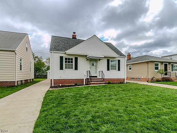 3rd image of 1557 Woodhurst Ave