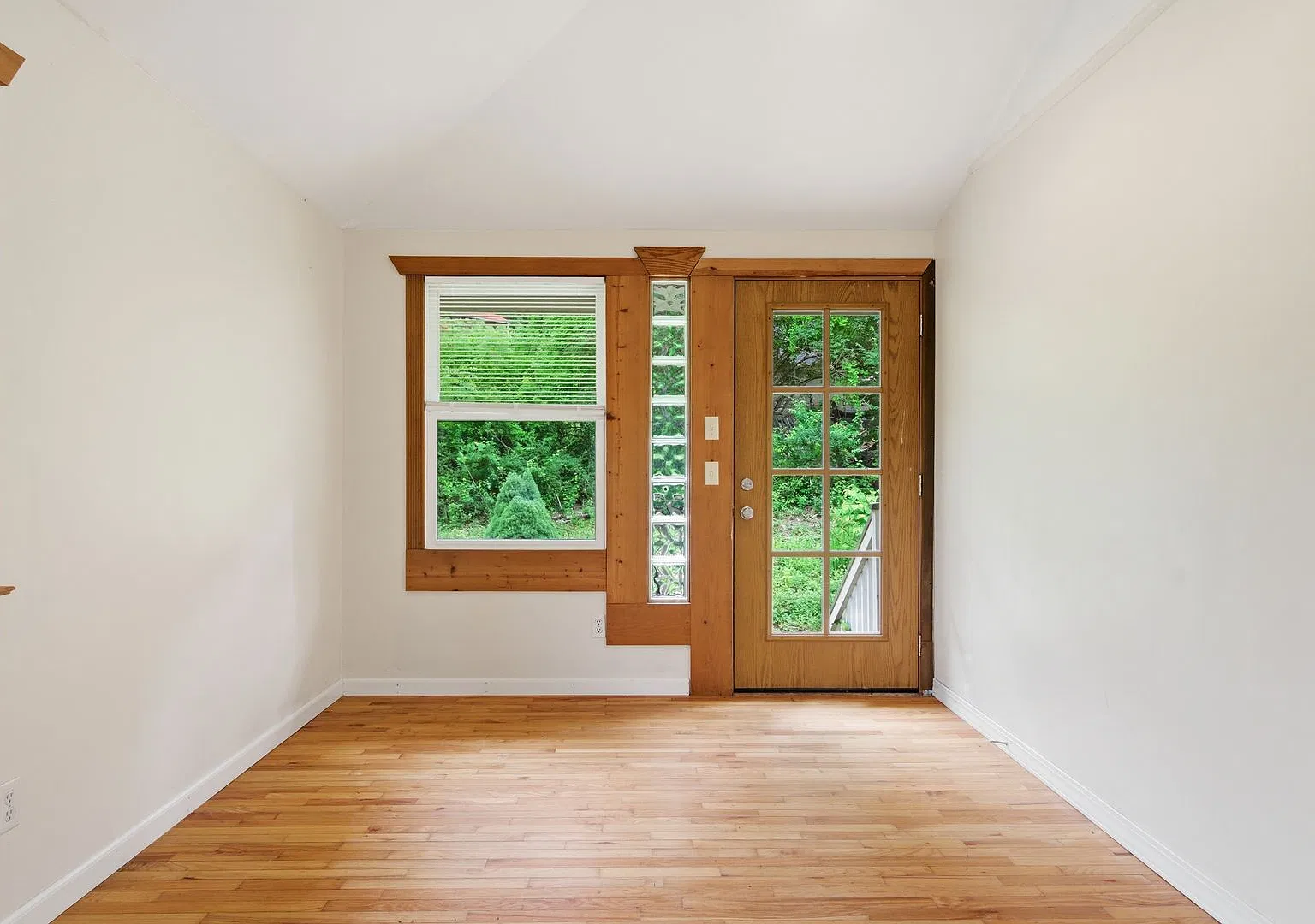 Spacious 4-Bedroom Pet Friendly Home in a Peaceful Rural Setting — Photo 2