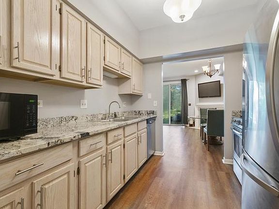 3rd image of 544 Woodcrest Dr