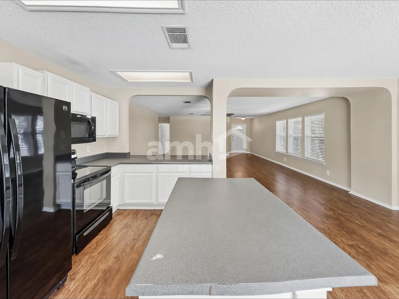 3 bed, 2.0 bath, 1643 sqft, $2,060 — Photo 4