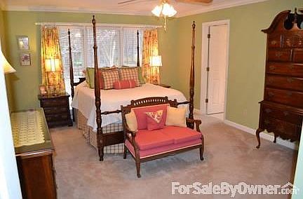 Family room/den
						:
						Custom built-in cabinets/shelves