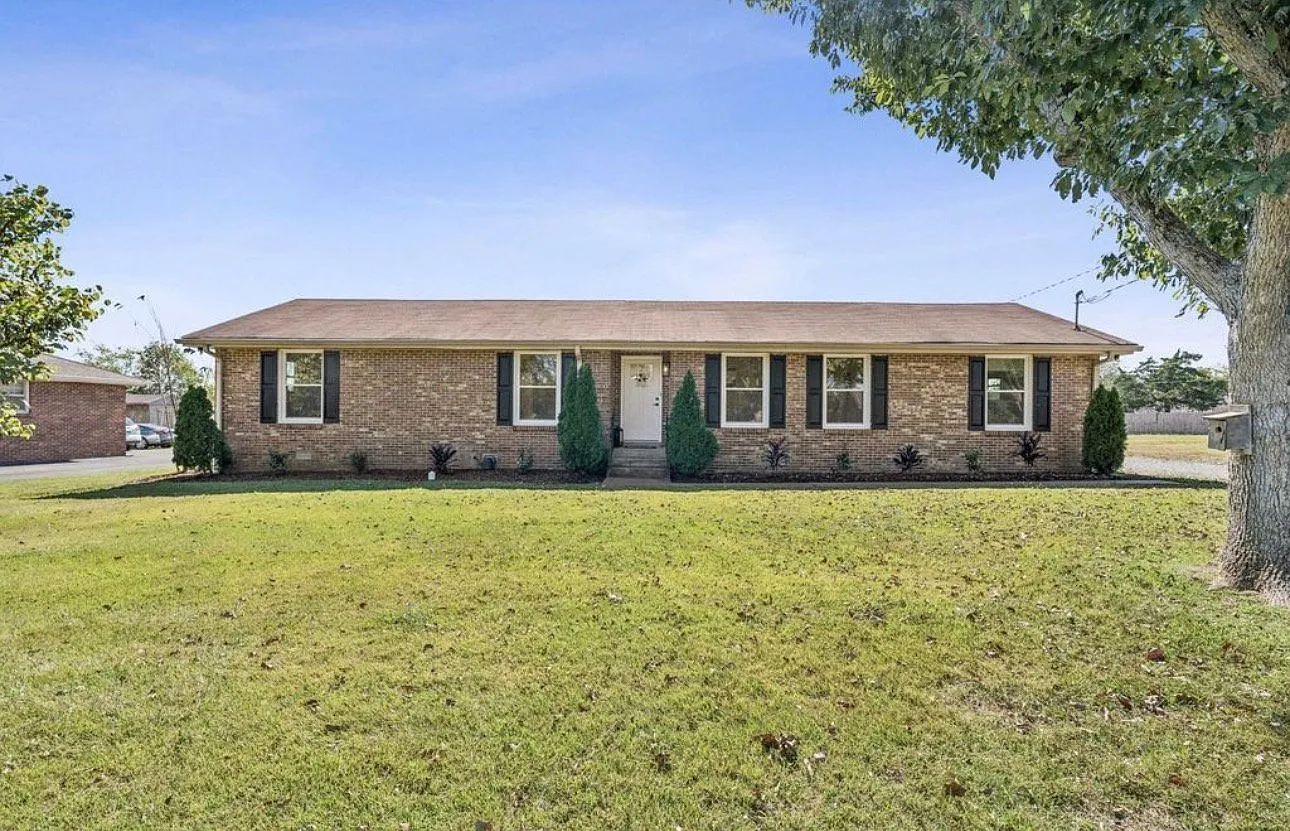Newly renovated home with nice yard. — Photo 1