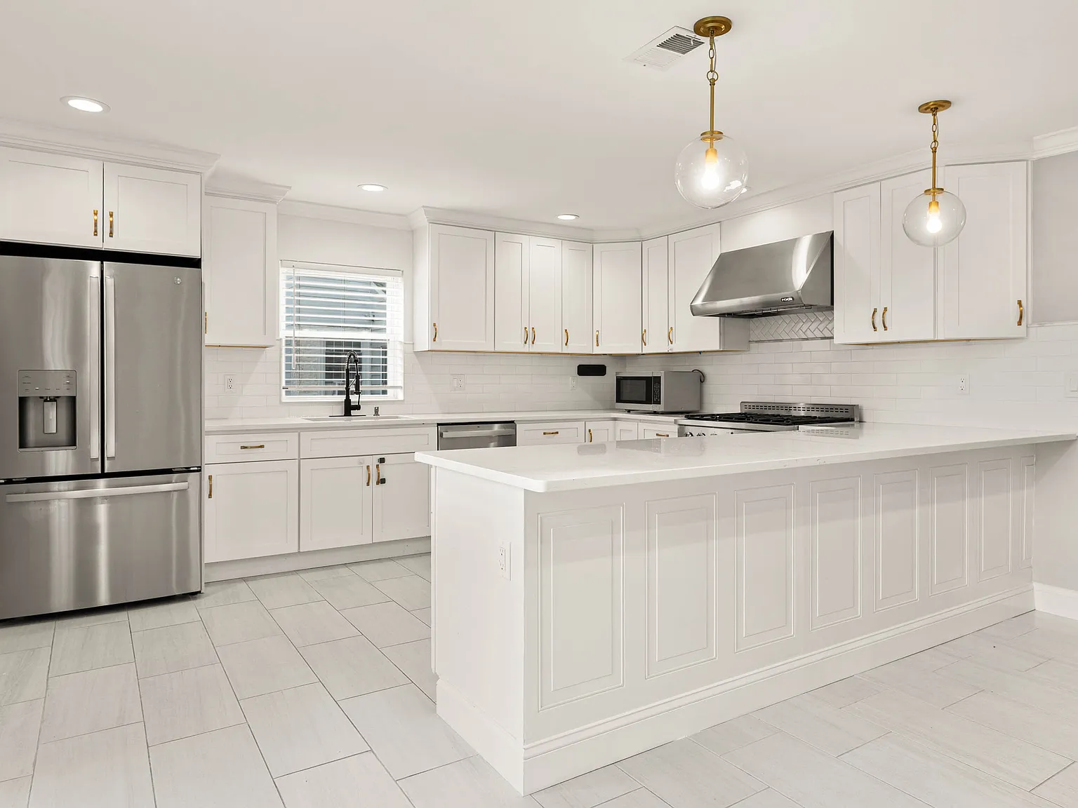 4 bed, 2.5 bath, 2946 sqft, $5,900 — Photo 4