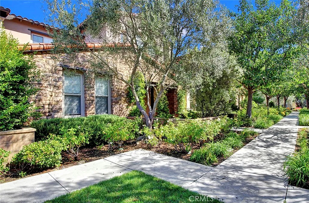 3 bed, 3.5 bath, 2305 sqft, $7,995 — Photo 4