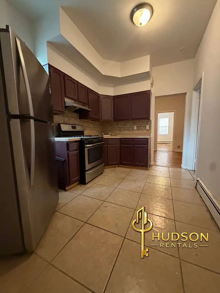 2 bed, 800 sqft, $2,000 — Photo 1