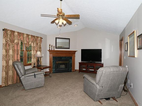 3rd image of 108 Whispering Woods Ln