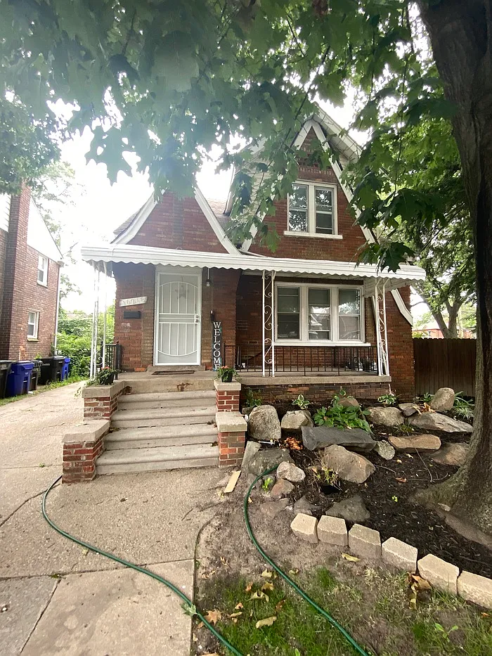 2 bed, 1.0 bath, $950 — Photo 2