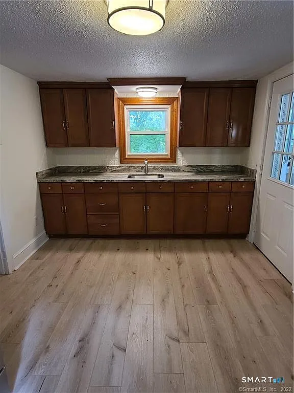 3 bed, 1.0 bath, 1228 sqft, $2,000 — Photo 2