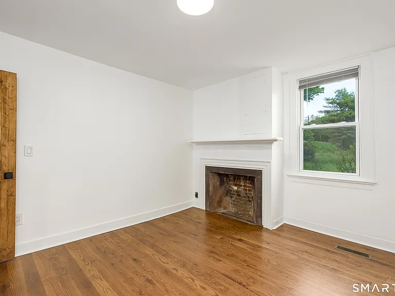 560 Manchester Rd — Photo 16