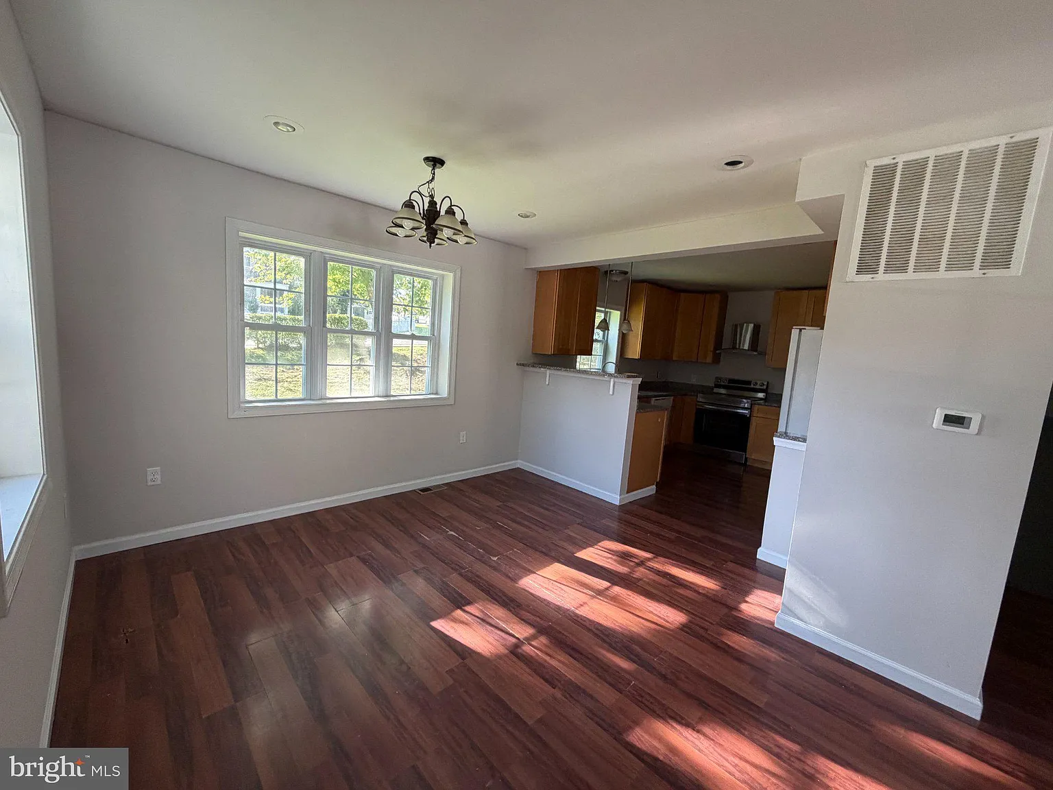 3 bed, 2.5 bath, 1925 sqft, $3,200 — Photo 3