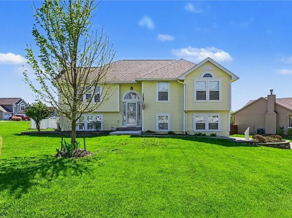 19621 Harbor Dr, Smithville, MO 64089