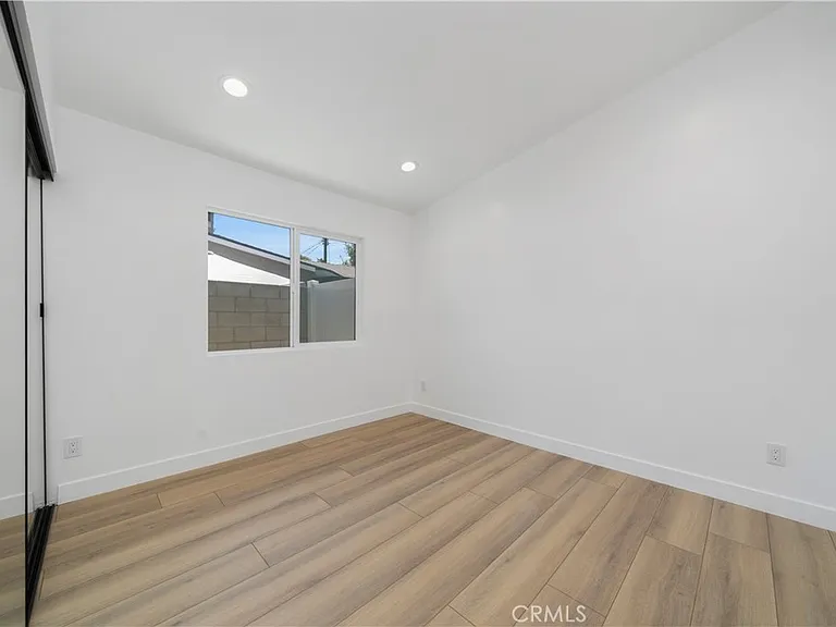 22928 Leadwell St — Photo 13