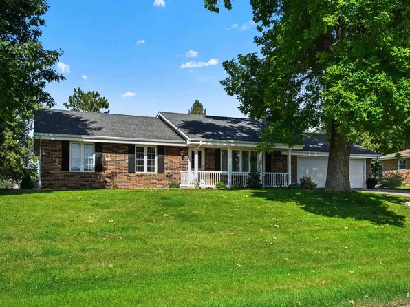 360 Highland Dr, East Dubuque, IL 61025