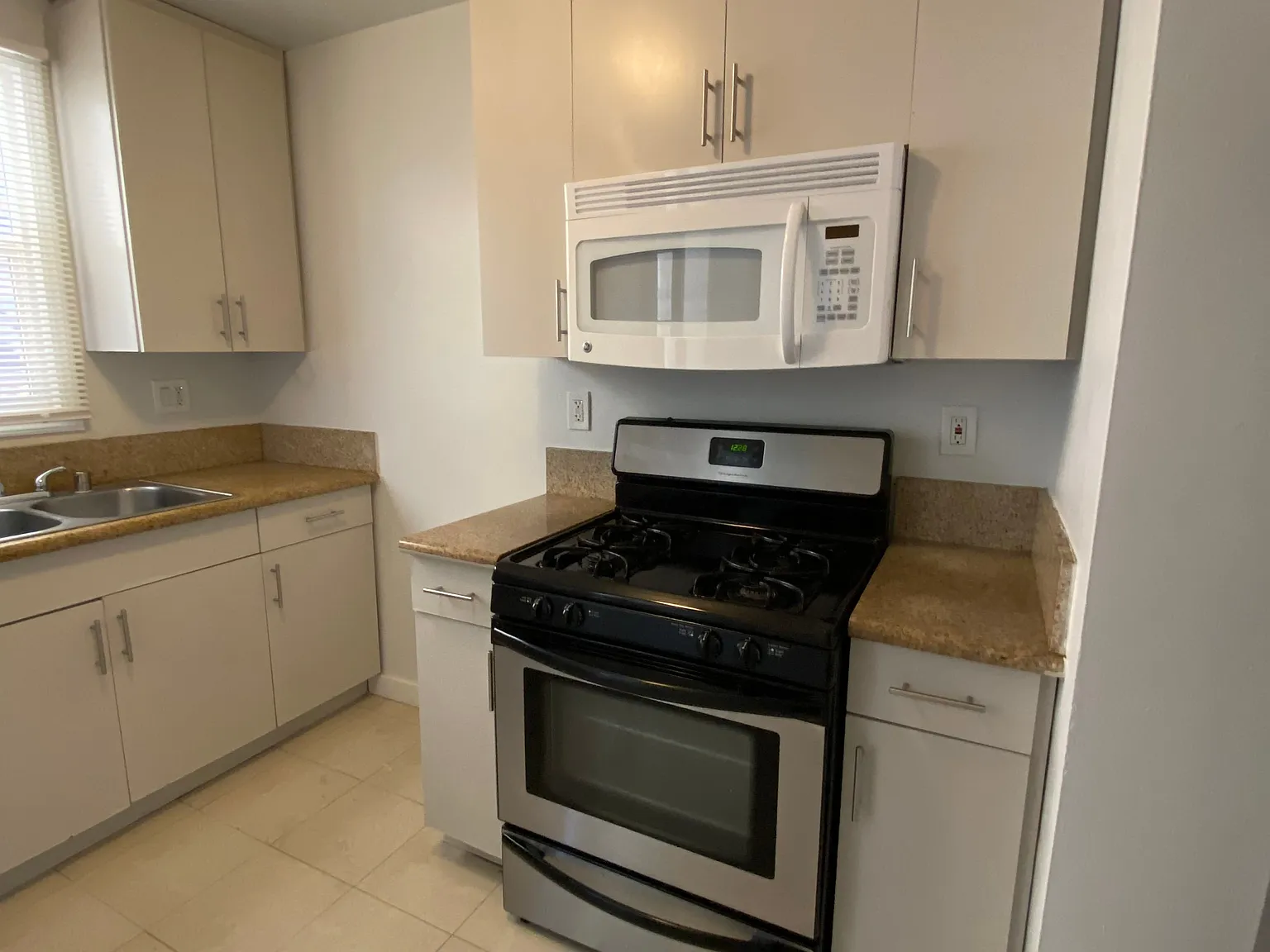 Hollywood 2 Bedroom 1 Bath — Photo 3