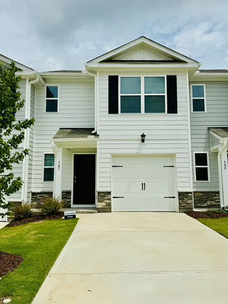 3 bed, 1418 sqft, $1,800 — Photo 1