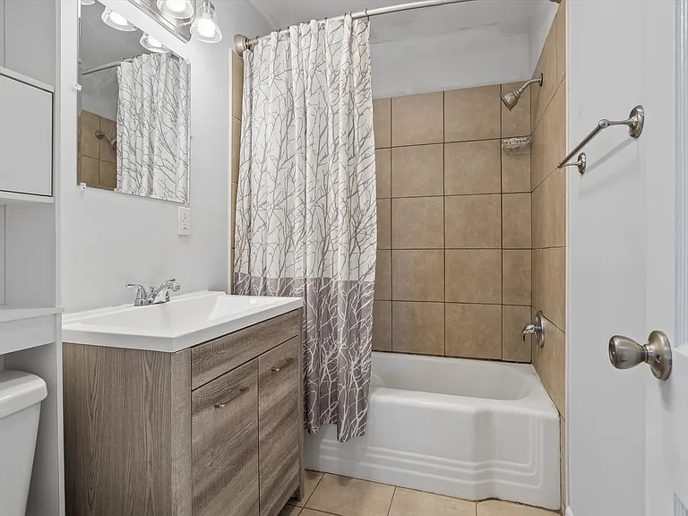 624 Sterling St — Photo 19