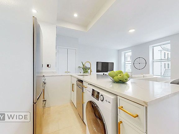 3rd image of 133 E 65th St APT 3F