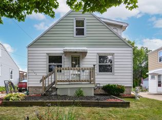 1705 E Eden Pl, Saint Francis, WI 53235