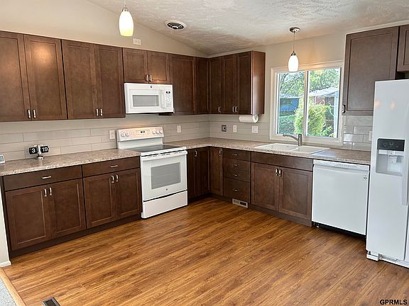 3rd image of 7135 York Ln