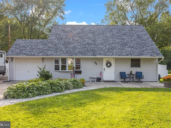 35 Long Loop Rd, Levittown, PA 19056