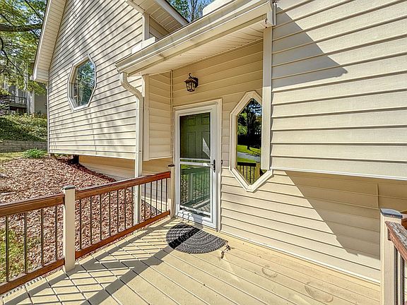 3rd image of 4476 Calumet Dr NW