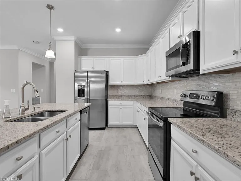 19527 Utopia Ln — Photo 9