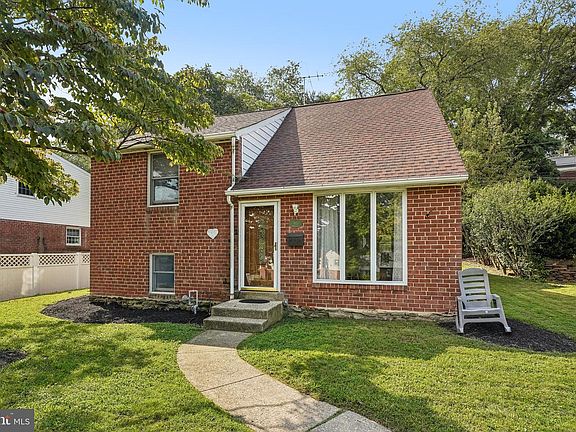 2nd image of 915 Lomond Ln