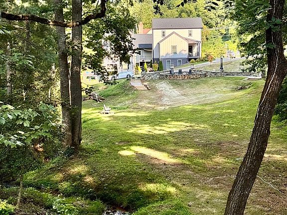 4th image of 15 Village Cir W