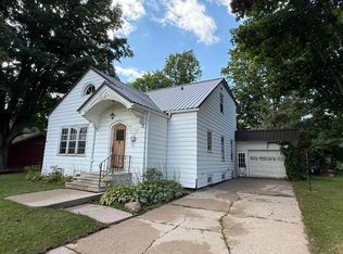 911 Main St, Gresham, WI 54128