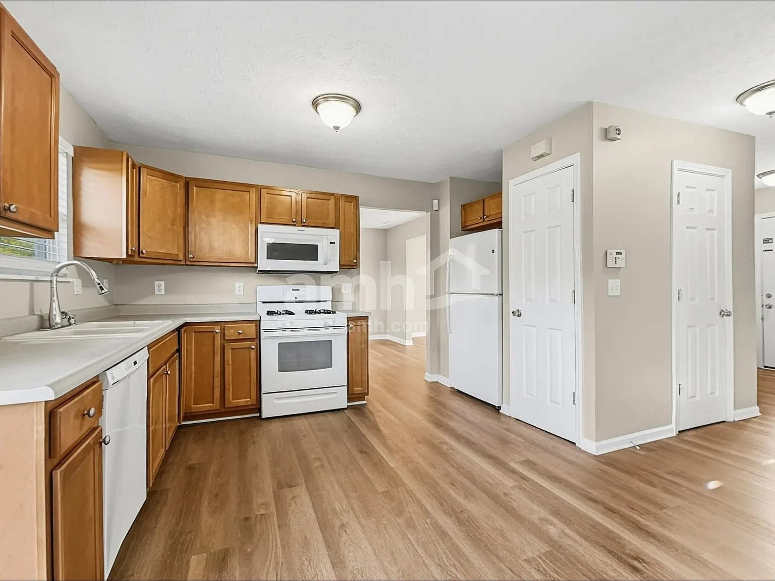 4 bed, 2.5 bath, 1866 sqft, $2,580 — Photo 3