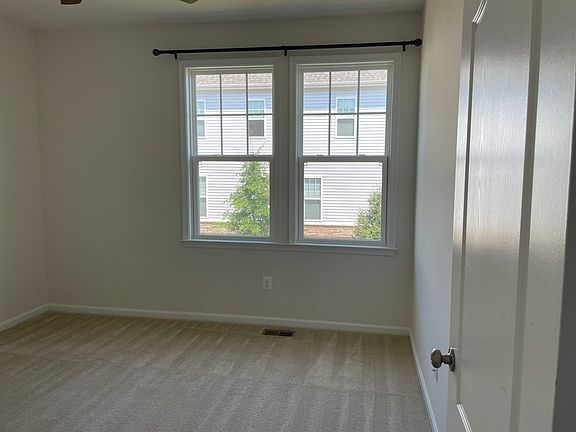 3rd image of 42511 Benfold Sq