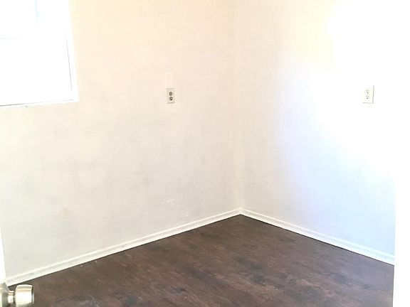 3rd image of 914 Herbert Ave