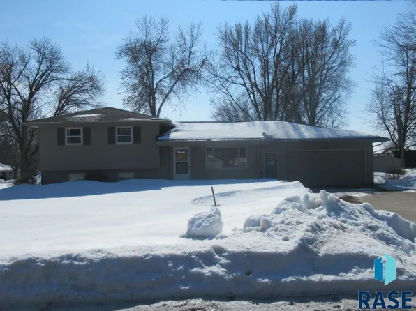 412 E 4th St, Hills, MN 56138