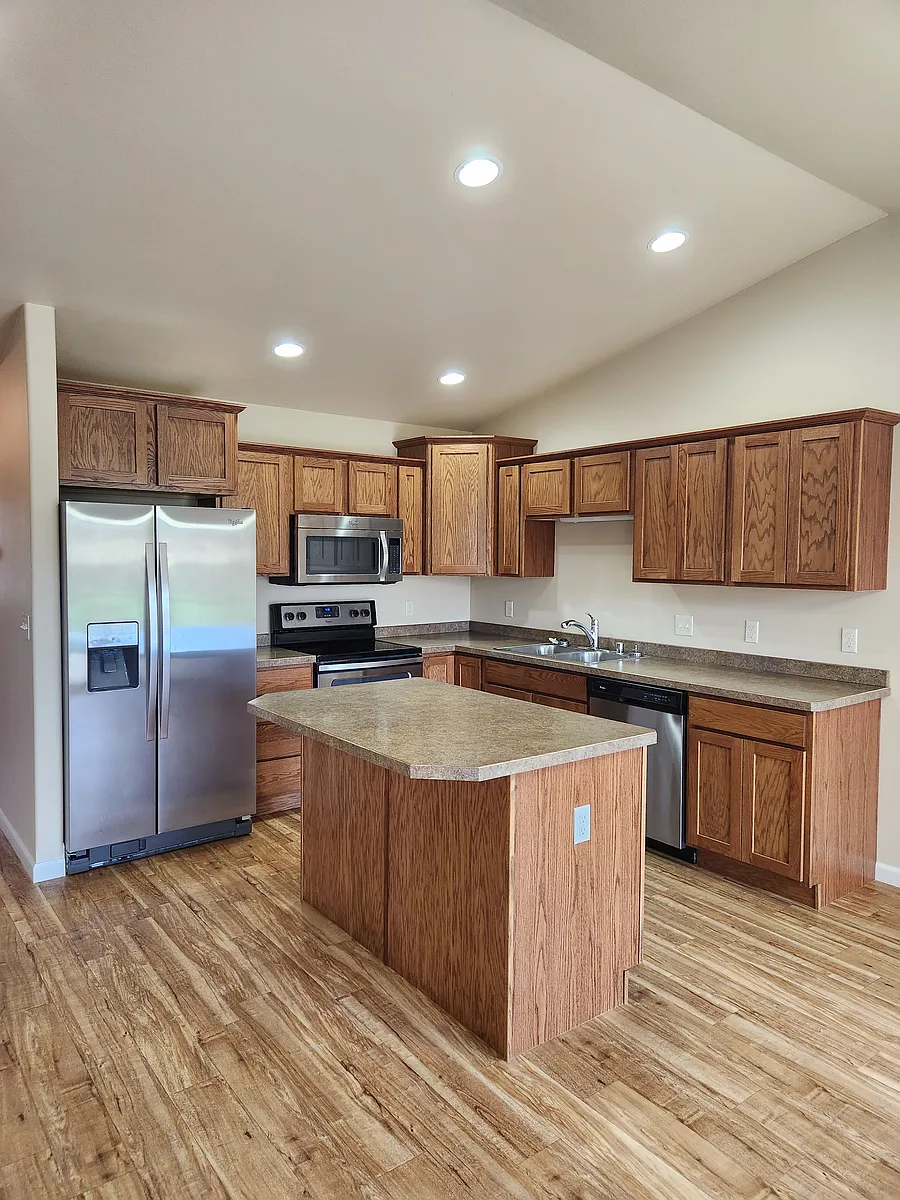 Kitchen - 705 Roundhouse Dr