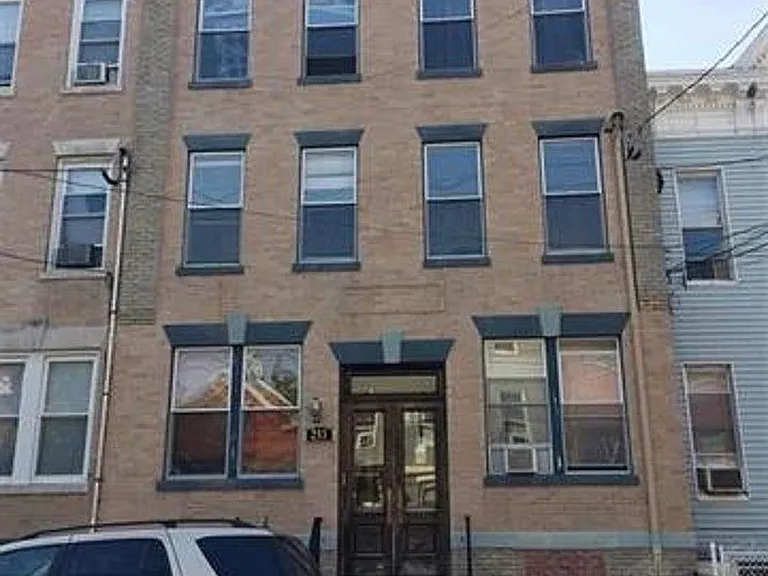 253 New York Ave — Photo 1