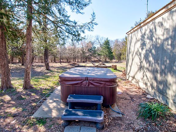 3rd image of 374 Hideaway Ln