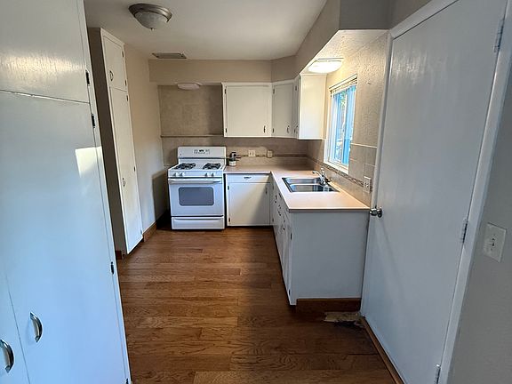 4th image of 18510 SE Blanton St APT 1
