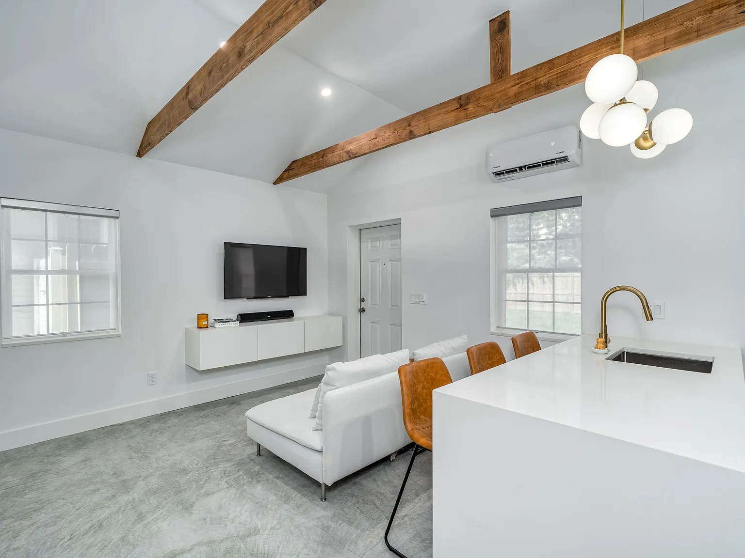 1342 N Ferncreek Ave — Photo 2