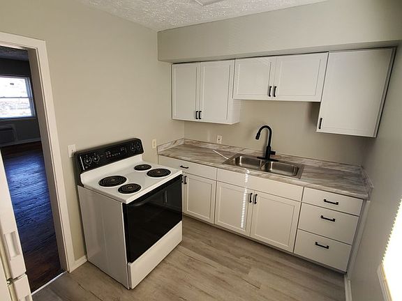 3rd image of 1120 W Hillcrest Ave