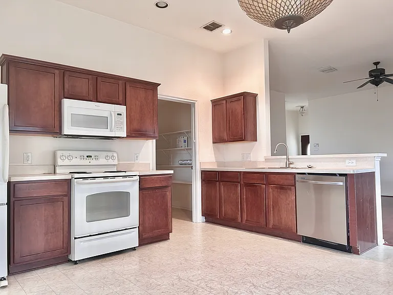 704 Corral St — Photo 4
