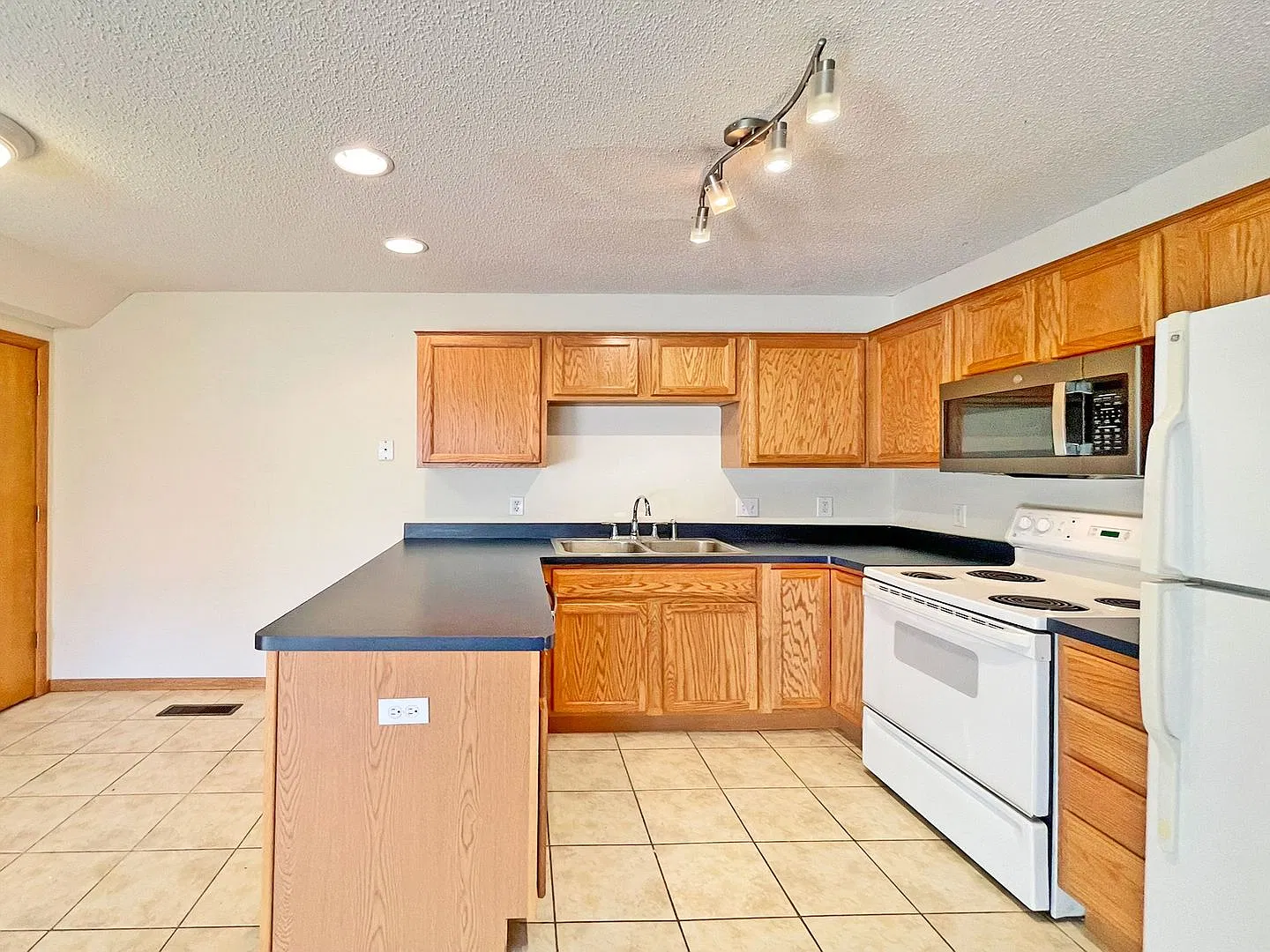 Newly Painted Townhome with Loft-Office and Attached Garage is ready for you! — Photo 4