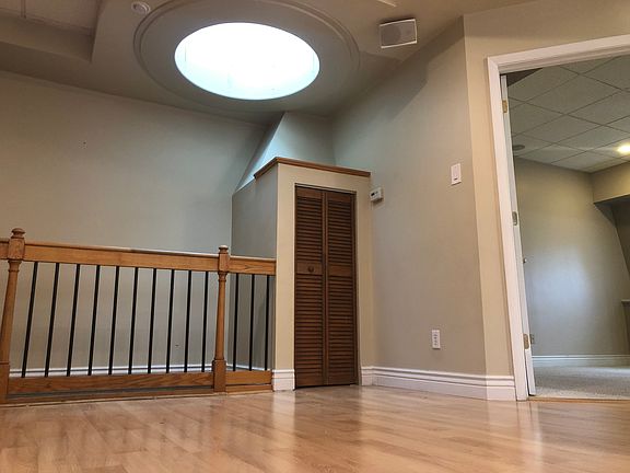 3rd image of 2227 Jane St Floor 3