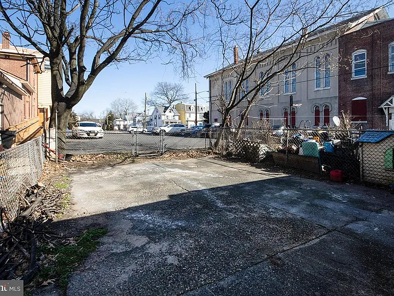 207 Somerset St — Photo 12