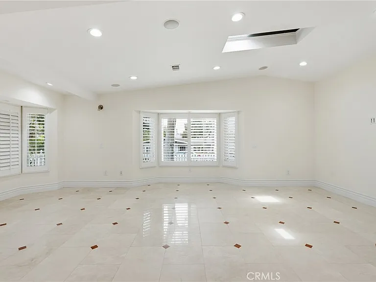 926 N Rowell Ave — Photo 8
