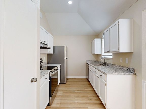 3rd image of 2706 Woodlands Dr