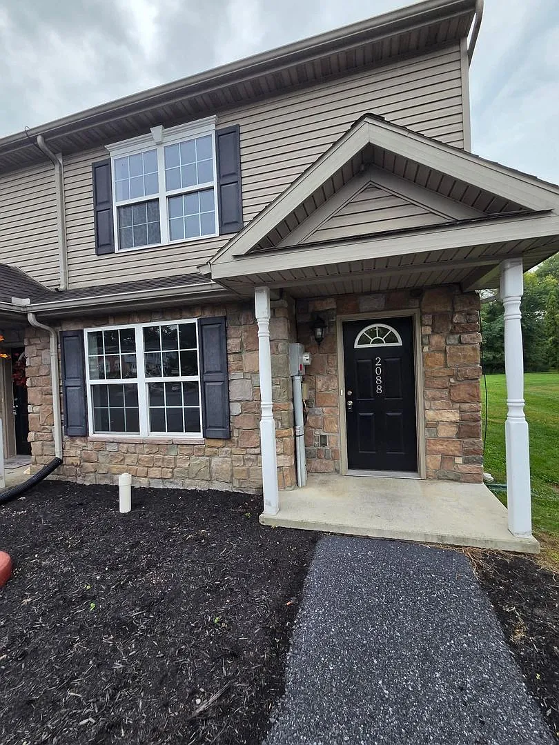 Welcome to this beautiful three-bedroom, two-bathroom home in Middletown — Photo 1