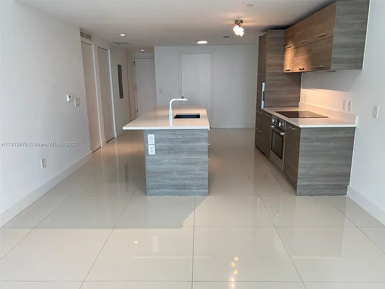 650 NE 32nd St #1504 — Photo 5