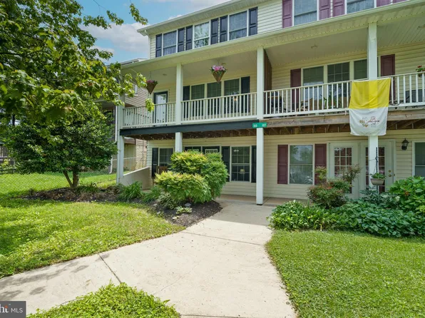 105 Park St, Charles Town, WV 25414